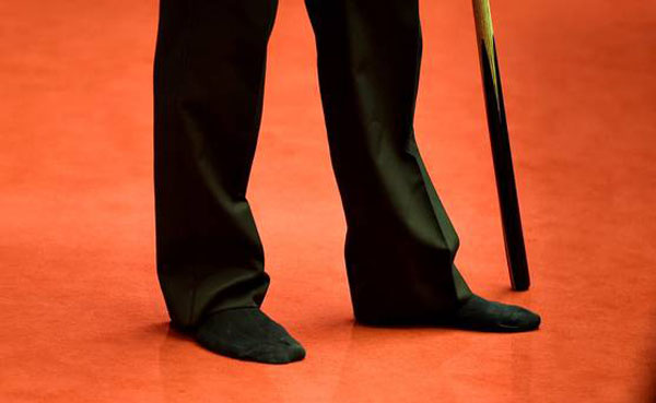 Ронни О'Салливан снял туфли во время матча чемпионата мира